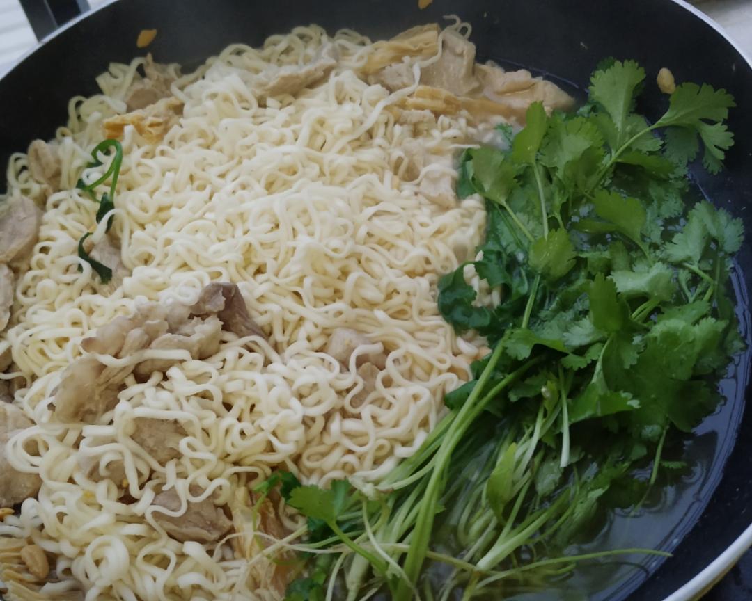 出人意料好吃的黄酱香菜肉片面