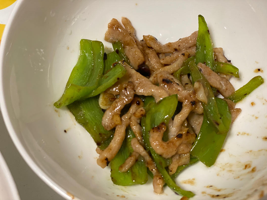 经典的家常菜，青椒炒肉丝，简单的食材也能做出如此美味