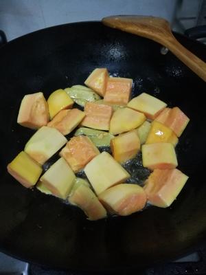 催乳汤——木瓜花生煲猪尾汤的做法 步骤2