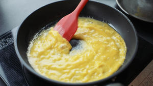 拉丝、松软、香喷喷的早餐芝士鸡蛋卷的做法 步骤5