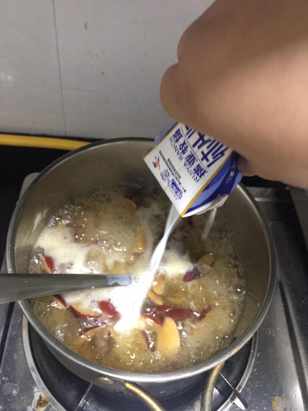 牛奶银耳红枣桂圆羹（懒人必备）