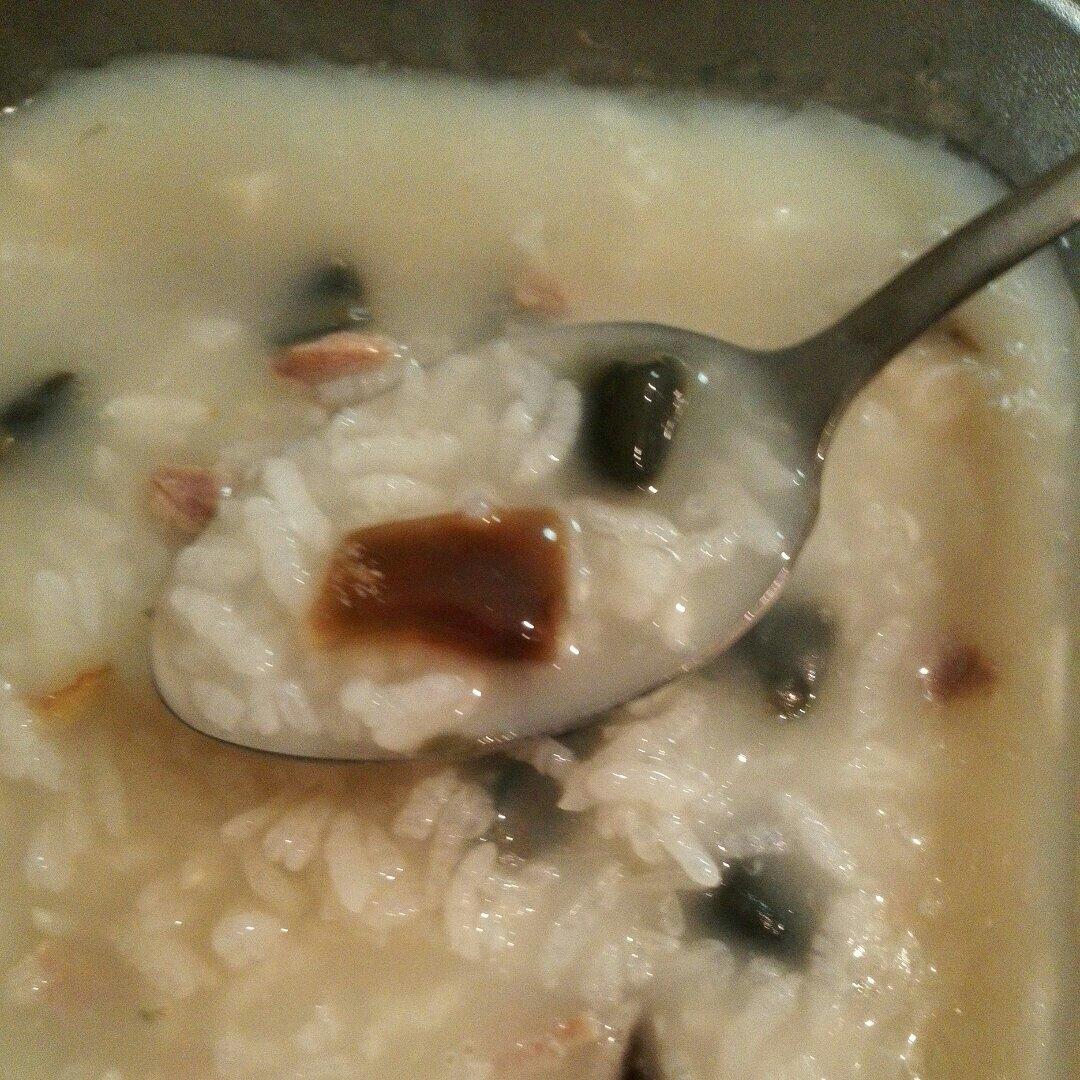 砂锅皮蛋瘦肉粥