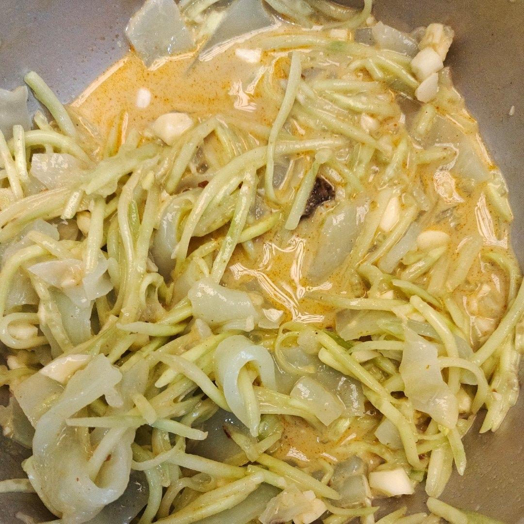 凉拌黄瓜拉皮(图好不好看无所谓，真爽口才是真的)