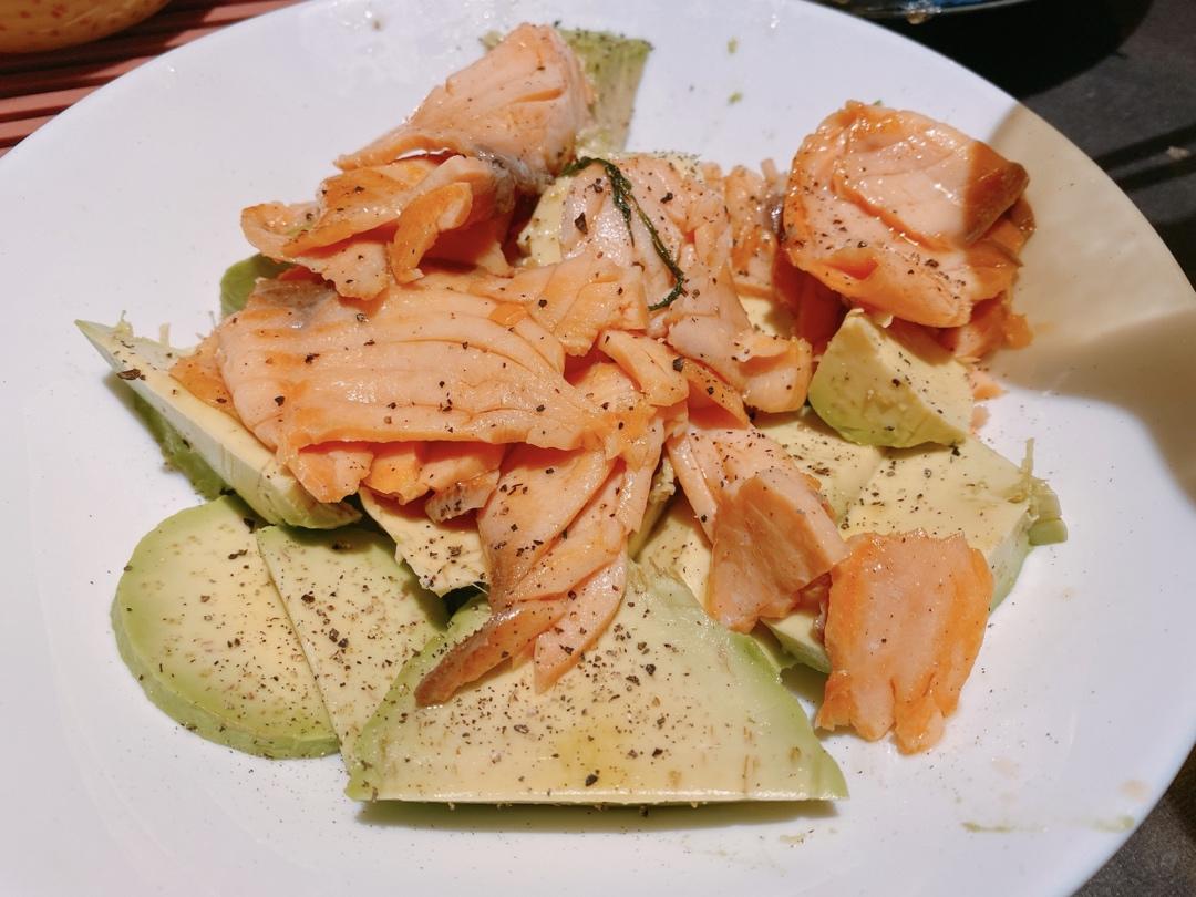 烟熏三文鱼牛油果沙拉