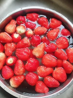 冰糖草莓酱的做法 步骤1