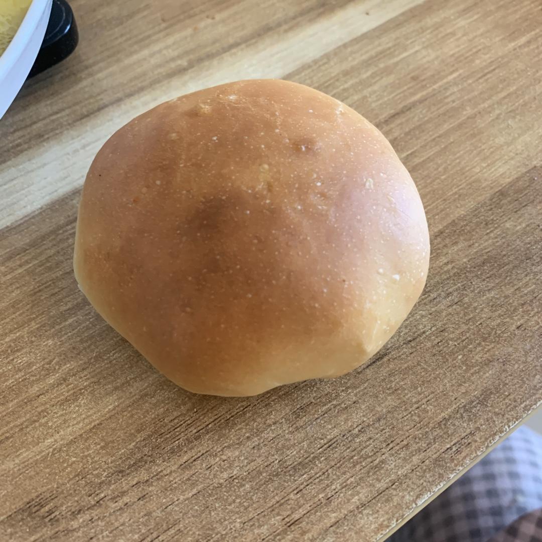 超软的奶香红豆沙面包