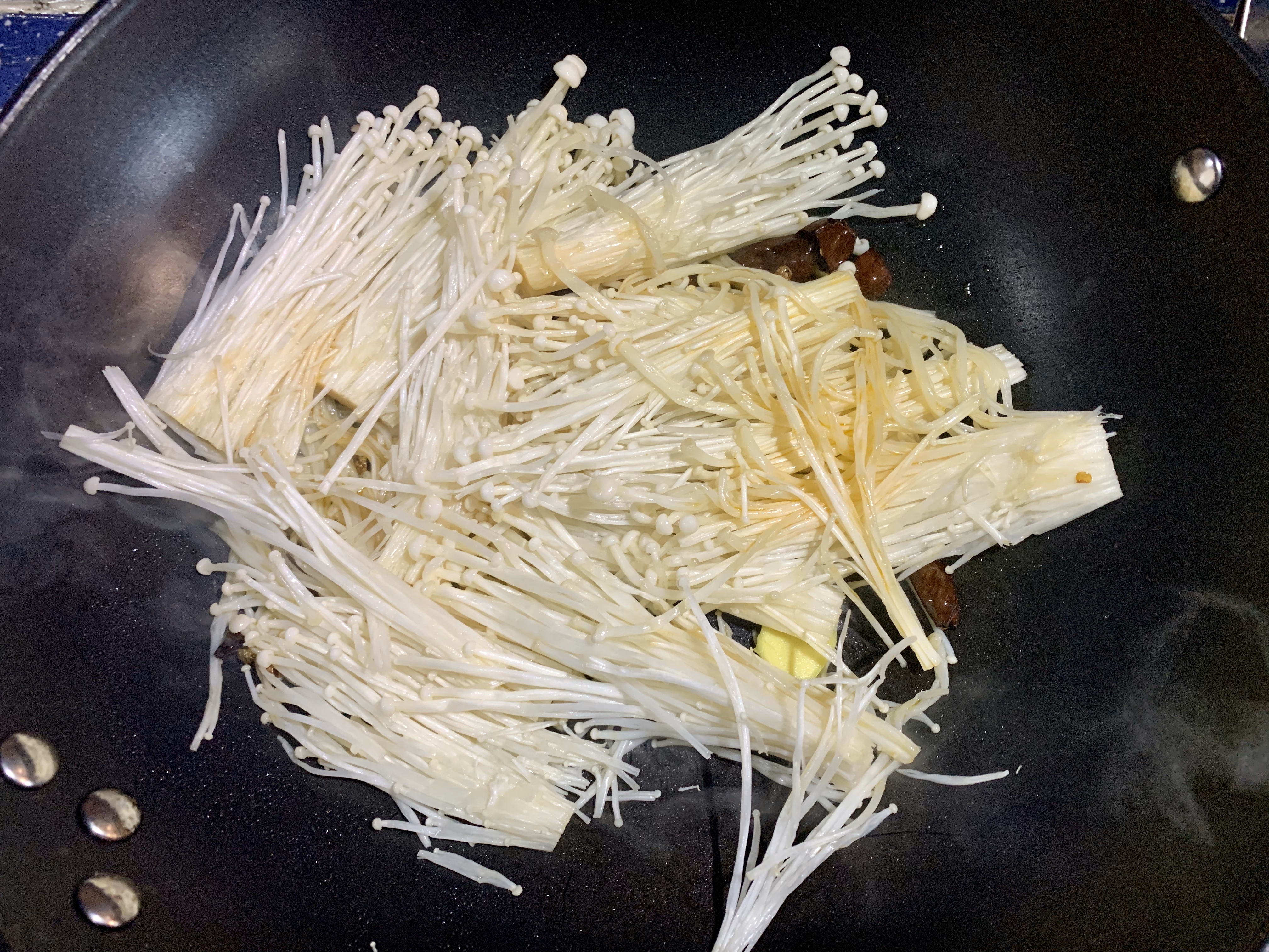 简单方便又健康的阳光灿烂金针菇辣炖巴沙鱼柳片的做法 步骤6