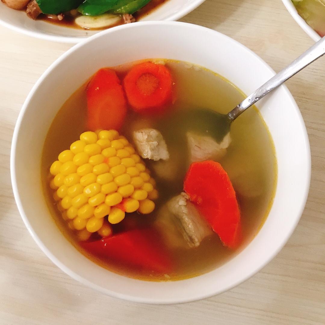 玉米胡萝卜炖大骨头汤