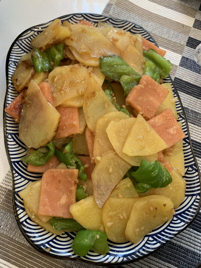 经典下饭神器———青椒火腿炒土豆片