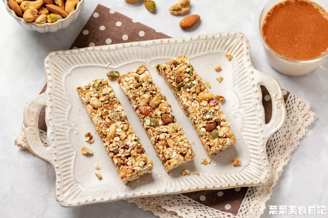 早餐谷物能量棒+榛果拿铁｜营养健康