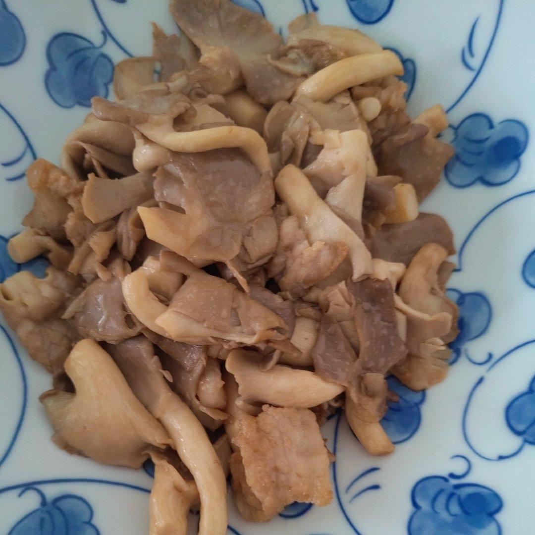 简单美味的蘑菇炒肉