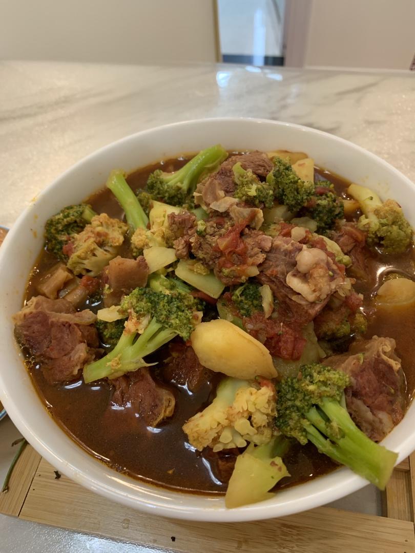 给我一份西红柿炖牛腩，我能吃掉三碗米饭。