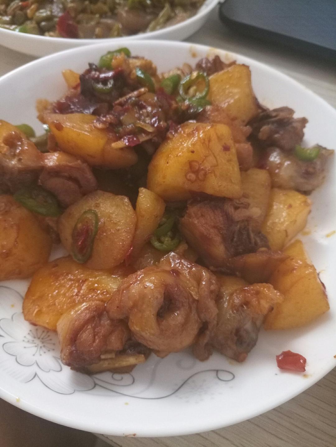 红烧鸡块炖土豆