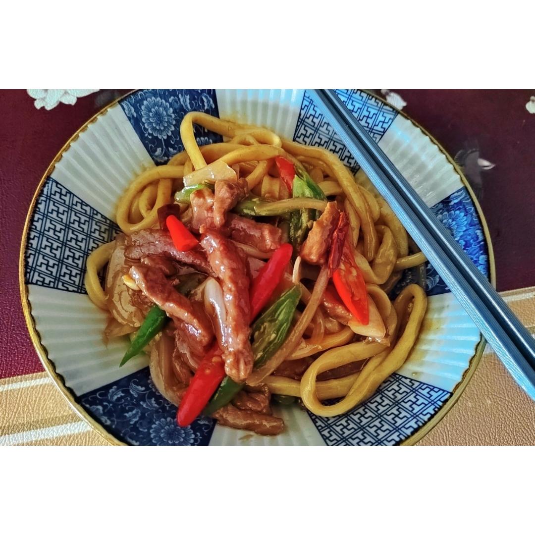 孜然牛肉炒拉条 家常面条百吃不厌的美味做法