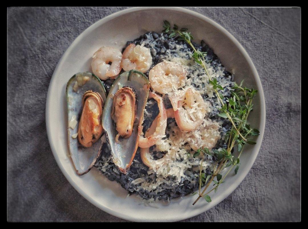 狐狸阿欣做的墨鱼汁海鲜烩饭【食材包操作说明】