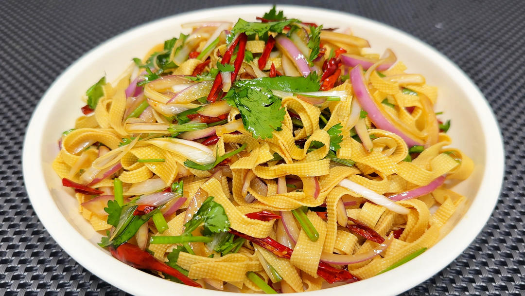 天热没胃口的时候你就做这个炝拌干豆腐，做法简单，下酒又下饭