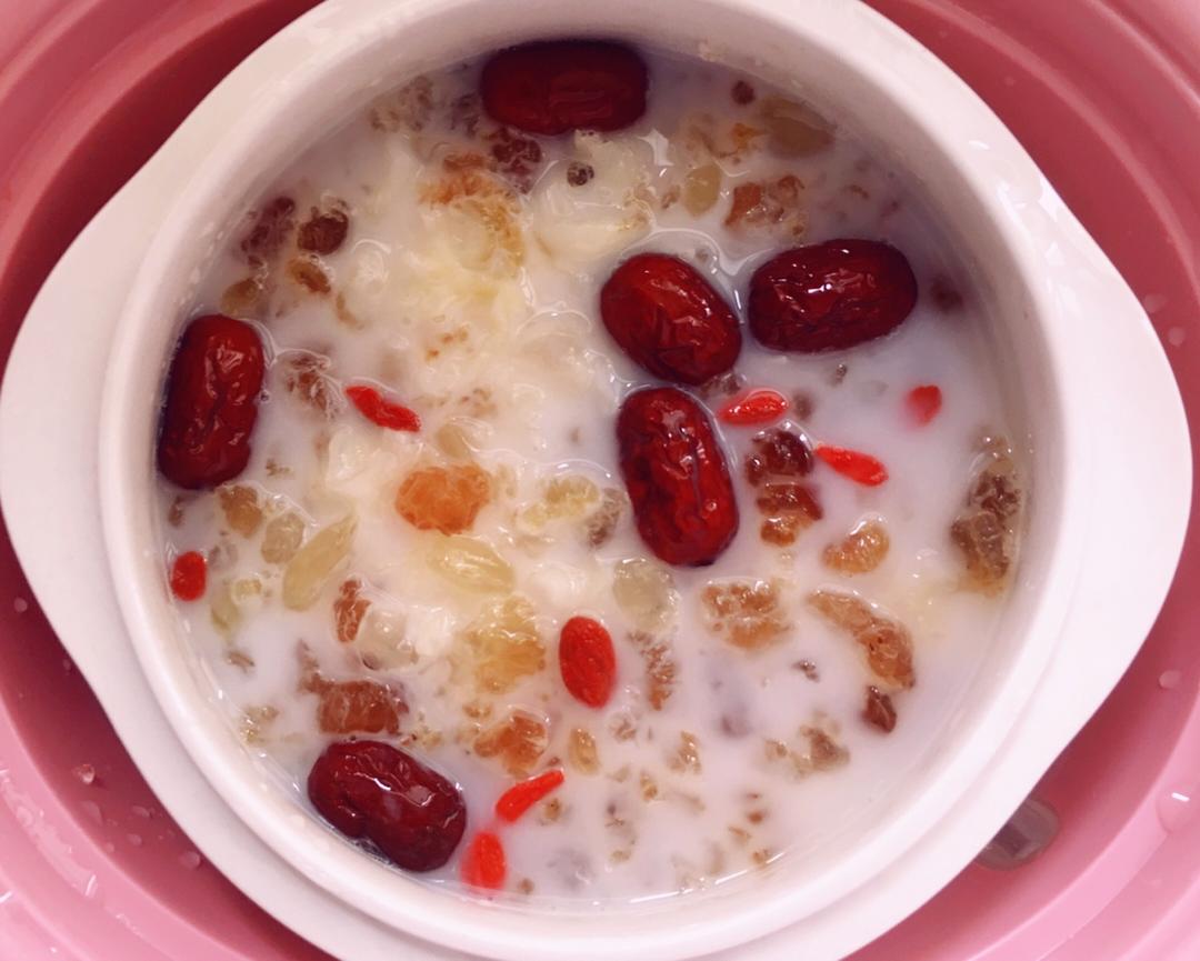 桃胶牛奶银耳羹