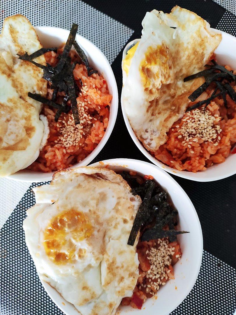 【简单快手辣白菜炒饭】从此会让你对饭店的炒饭嗤之以鼻，没错就是这么霸气呢