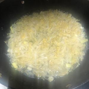 东北酸菜炖五花肉！的做法 步骤5