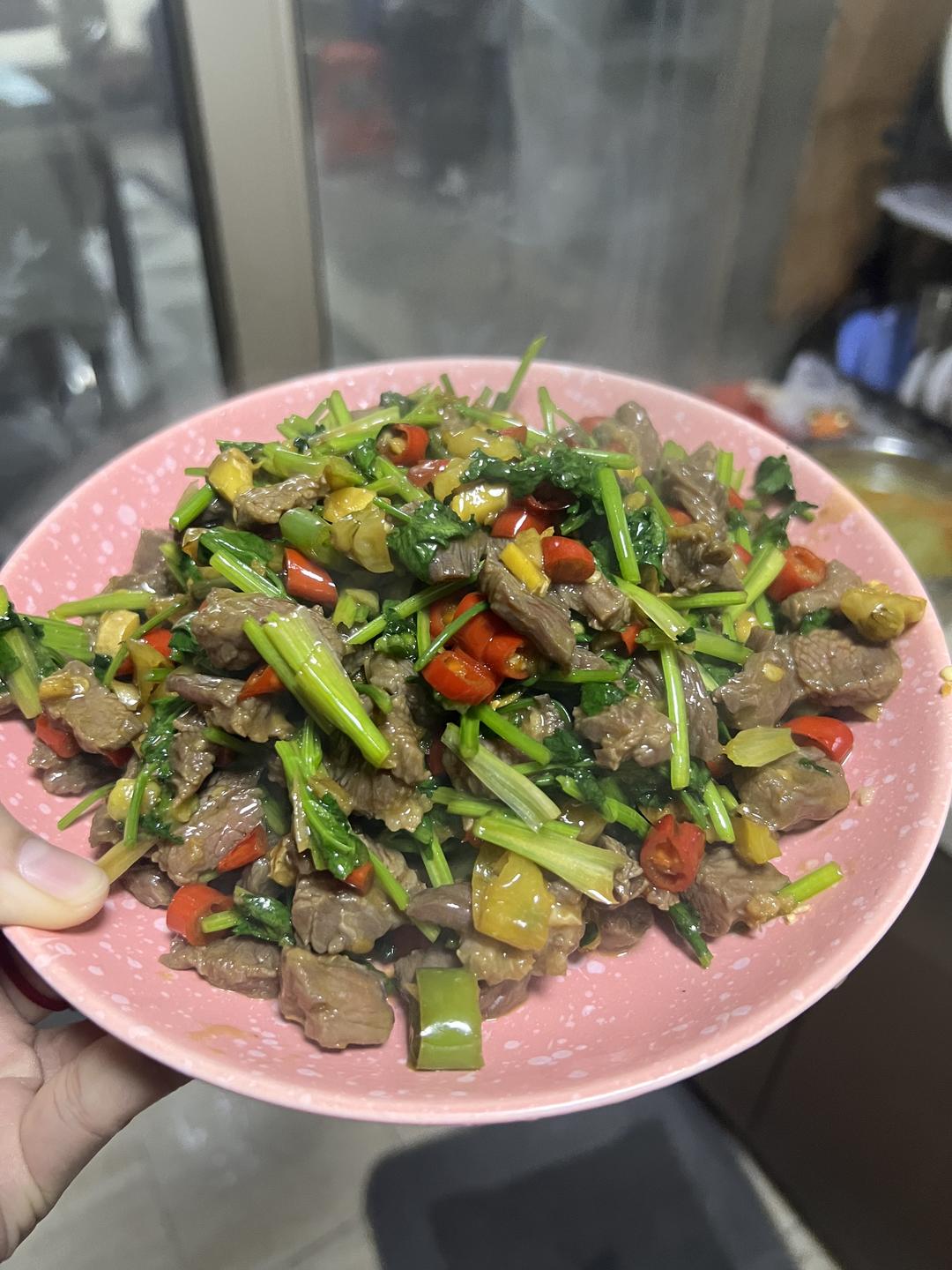 香菜炒牛肉，香辣下饭，爱吃香菜的朋友看过来，拌饭绝了