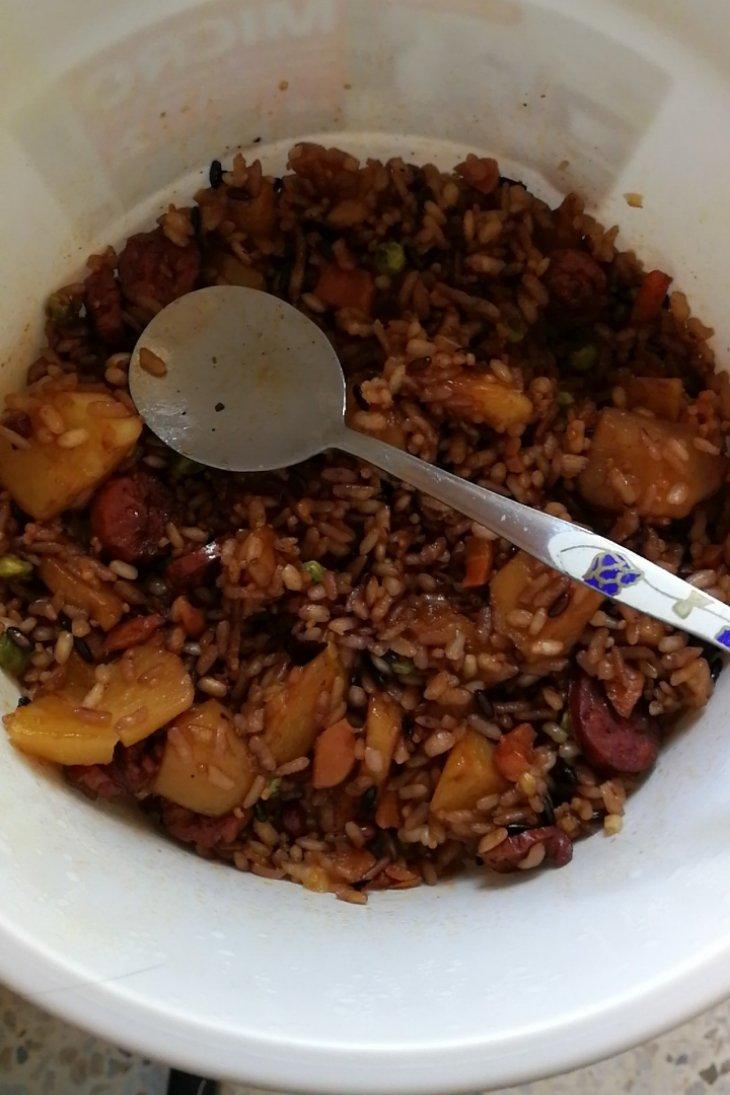 腊肠土豆胡萝卜闷饭。很好吃哟