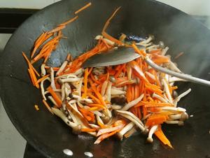 胡萝卜蟹味菇炒豆干的做法 步骤2