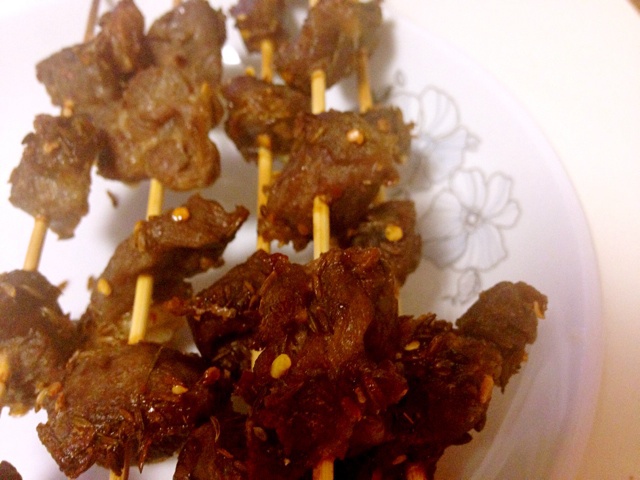 生烤羊肉串