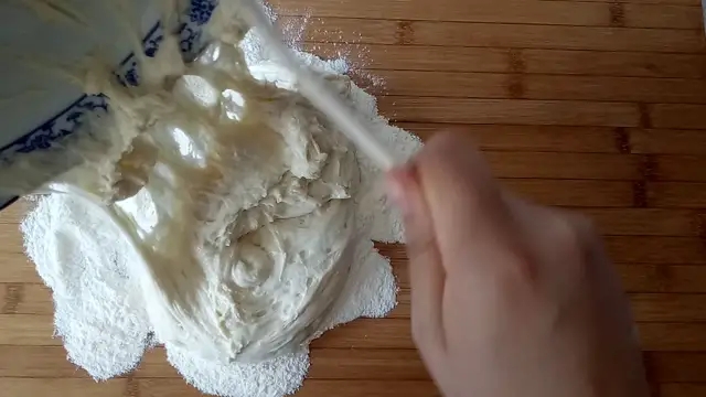今天和大家分享一个发《发面糖饼》的做法不揉面不擀面做法超级简单的做法 步骤3
