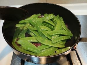 秋风起吃腊味~腊味炒荷兰豆的做法 步骤3