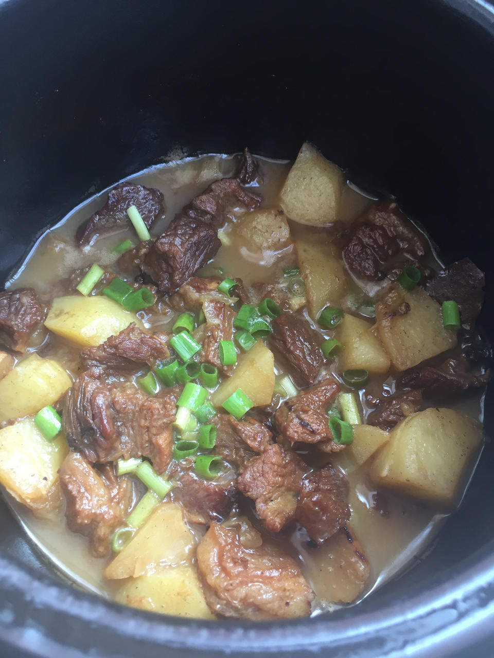 老爹👨做的红烧牛腩炖土豆🥔（浓厚香味可以把儿子👦从睡梦中叫醒，砂锅慢炖）