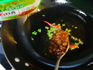 尖椒木耳烧豆腐的做法 步骤6