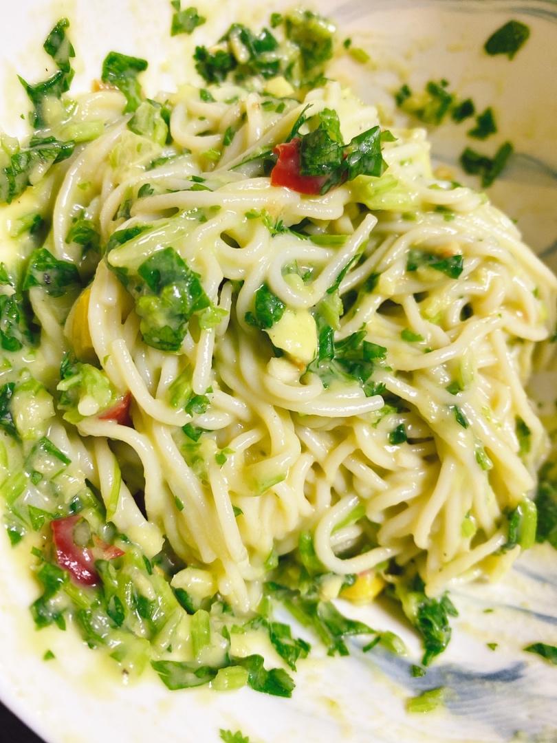 瑞林做的轻食香菜罗勒牛油果低脂青酱解锁中式青酱面