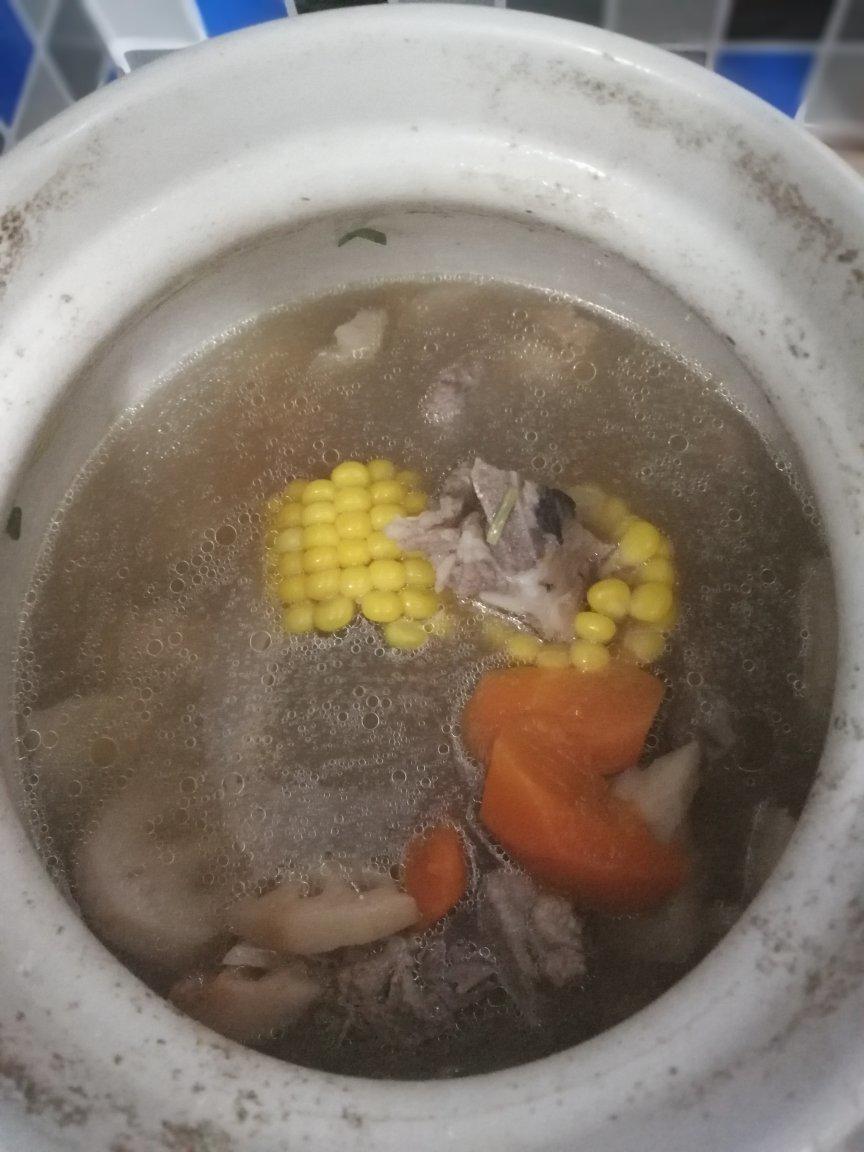排骨玉米莲藕汤