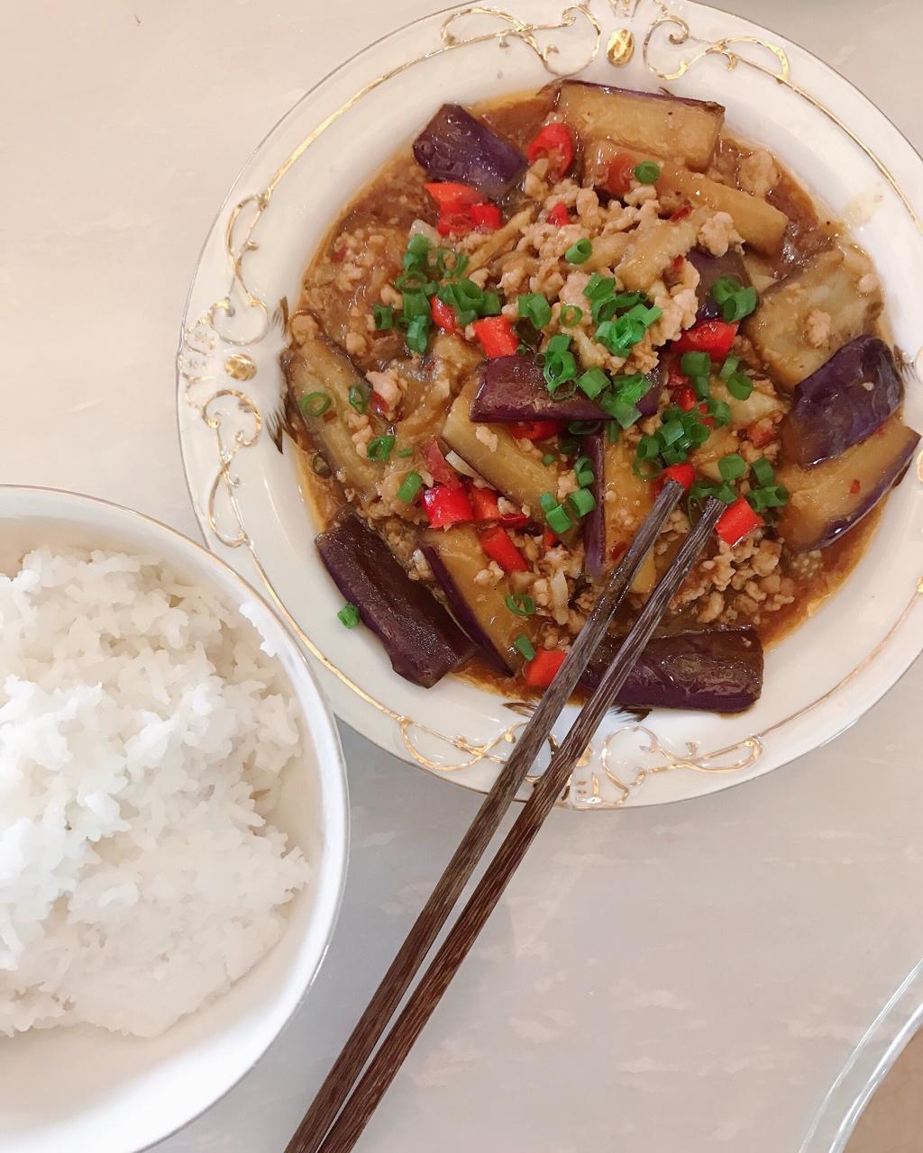 炒菜菜吃饭饭做的红烧肉沫茄子