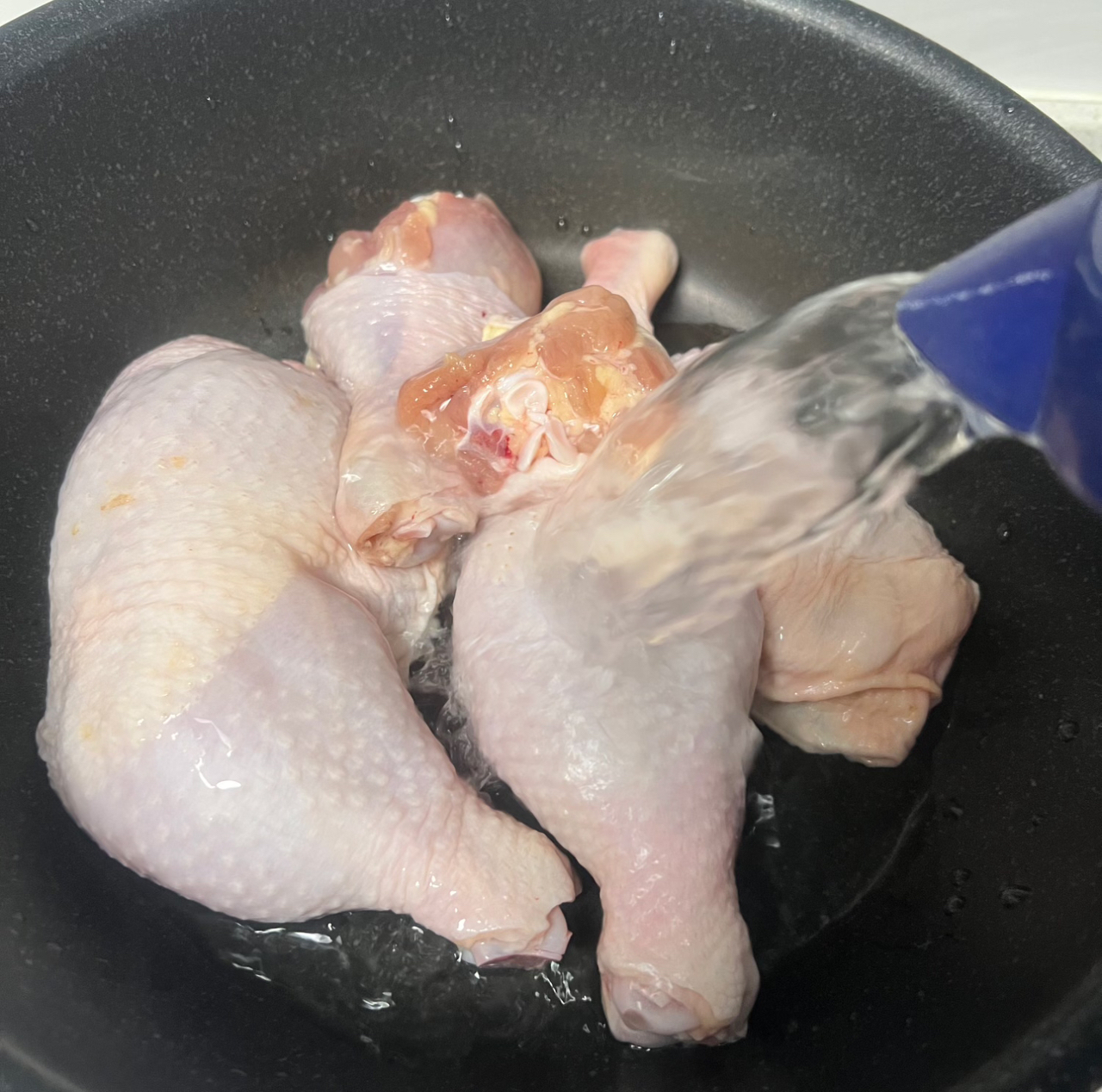 葱香鸡腿肉（葱油鸡腿去）的做法 步骤1