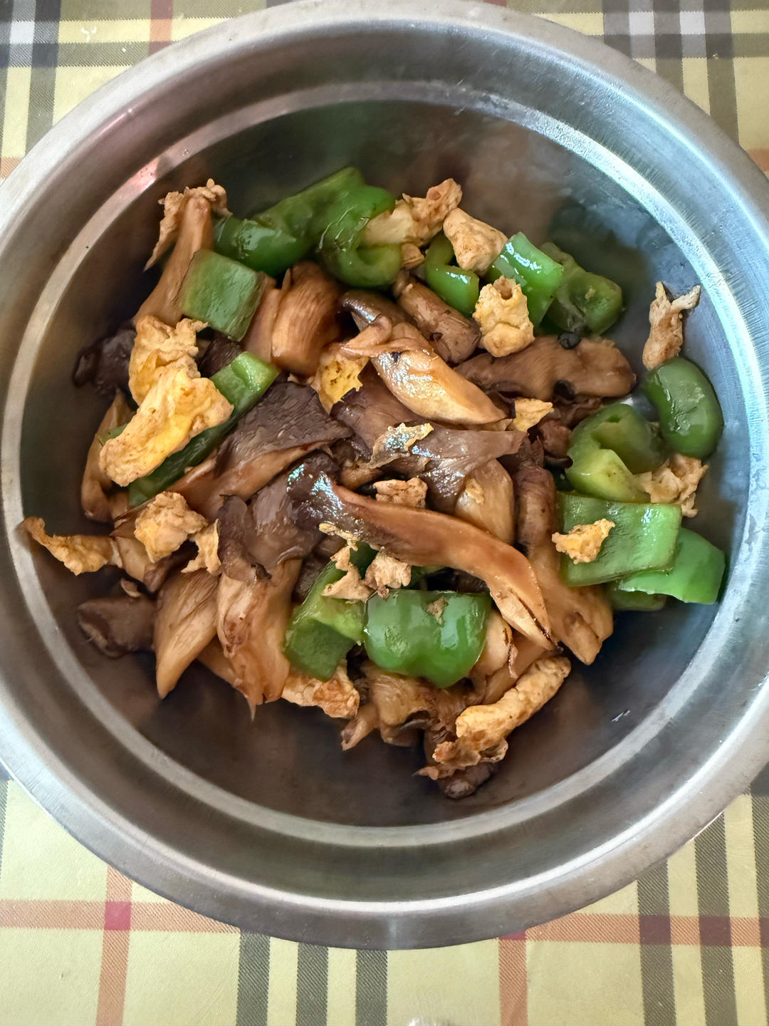 平菇青椒炒鸡蛋 好吃又营养的超快手家常菜