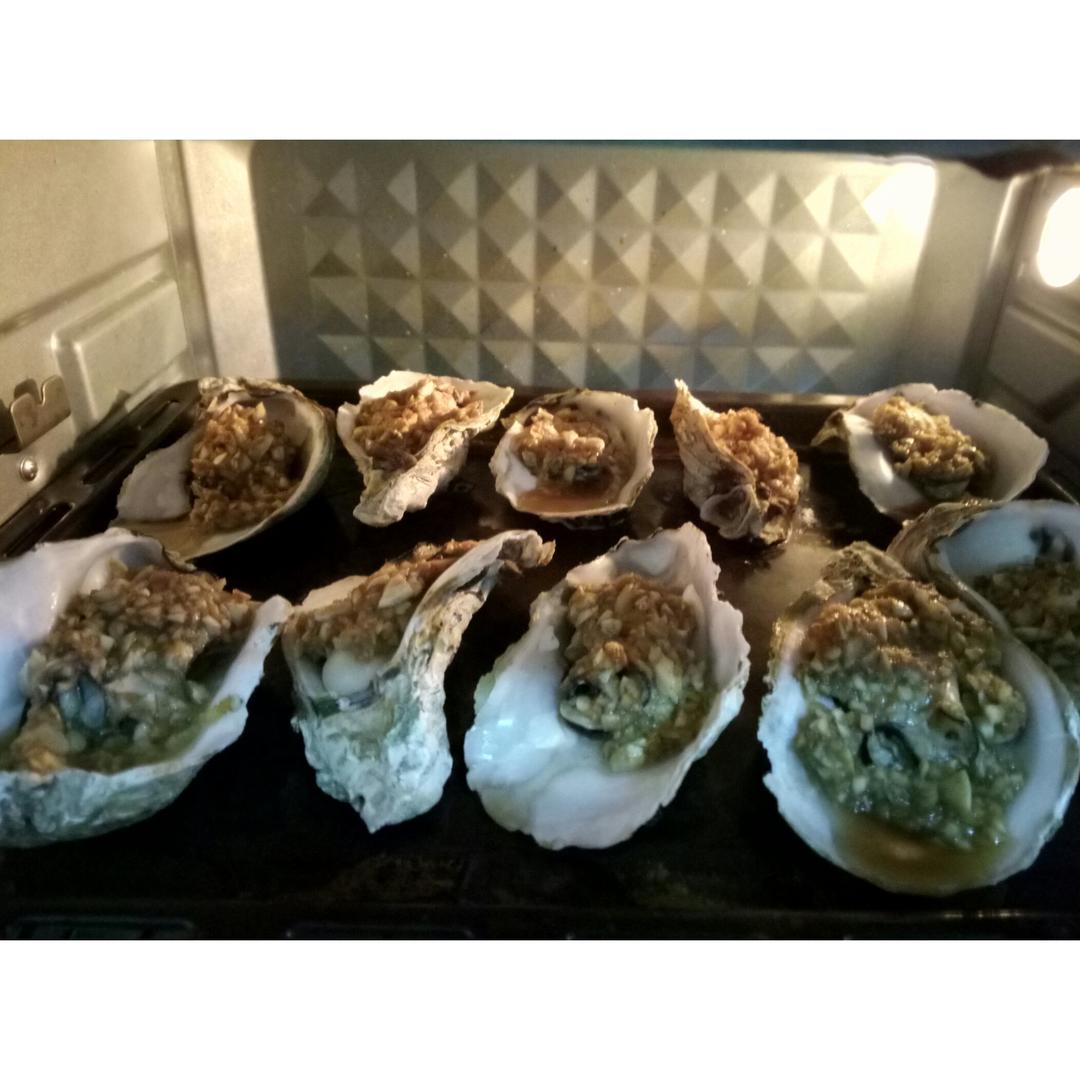 烤生蚝 生蚝好吃关键是蒜茸做得好