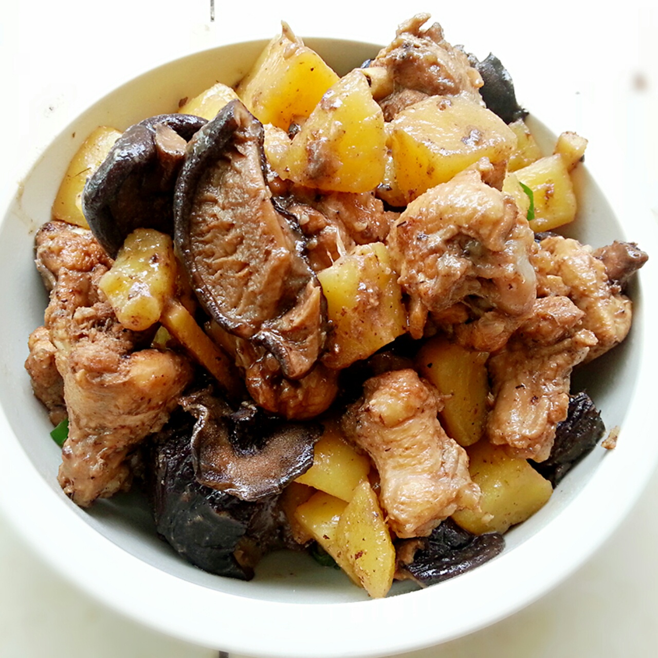 香菇土豆炖鸡肉