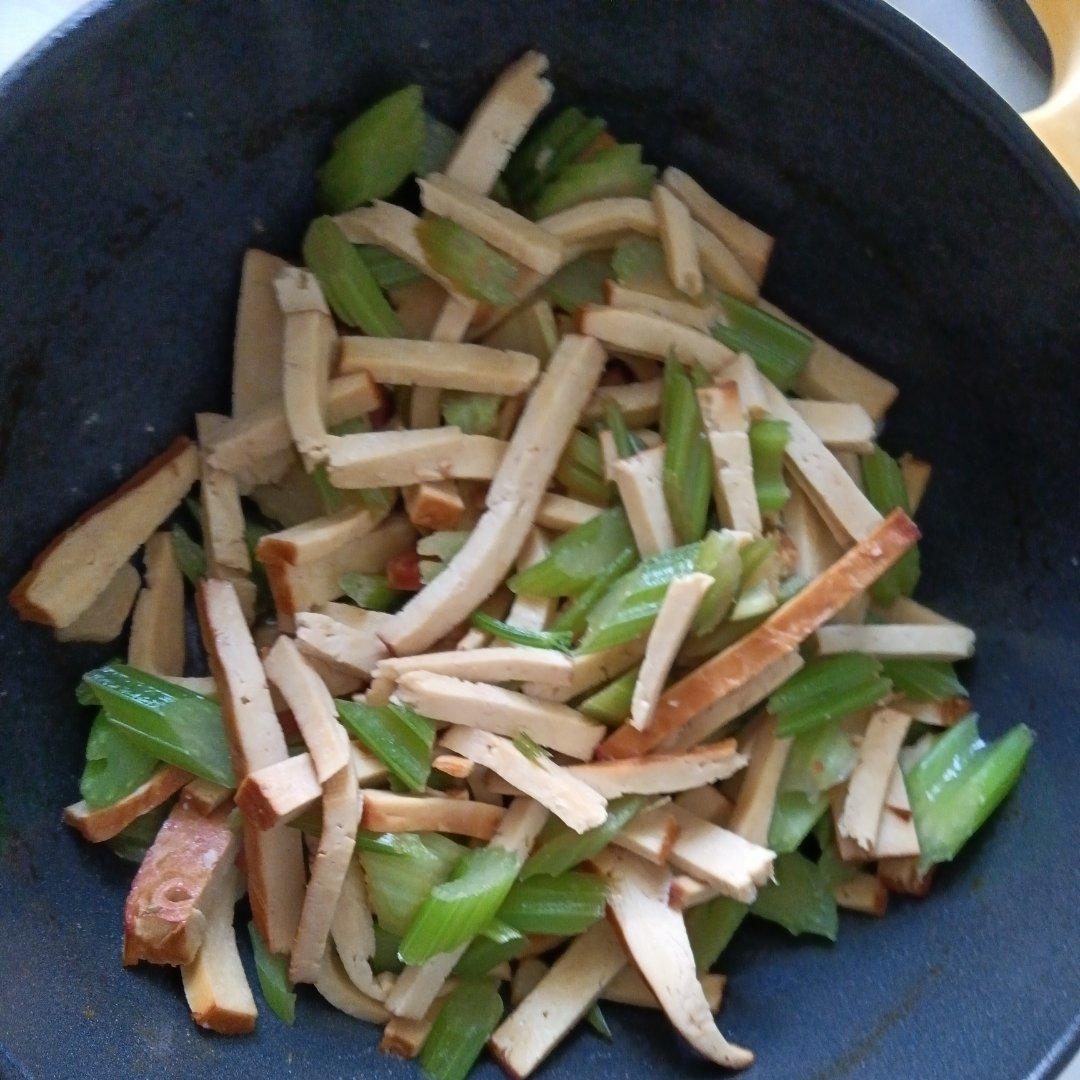 让何老师好吃到哭的同款芹菜炒香干，真的超美味