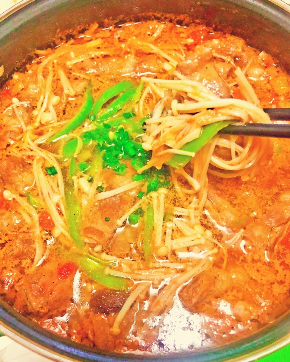 番茄金针菇肥牛锅