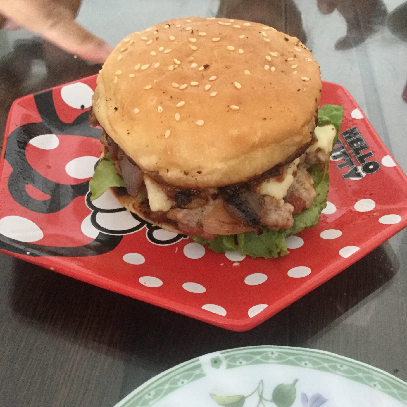 洋葱牛肉汉堡 Beef Hamburger with Fried Onions