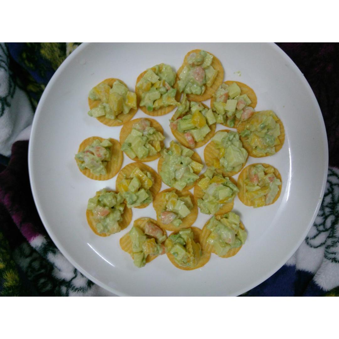 薯片牛油果大虾沙拉
