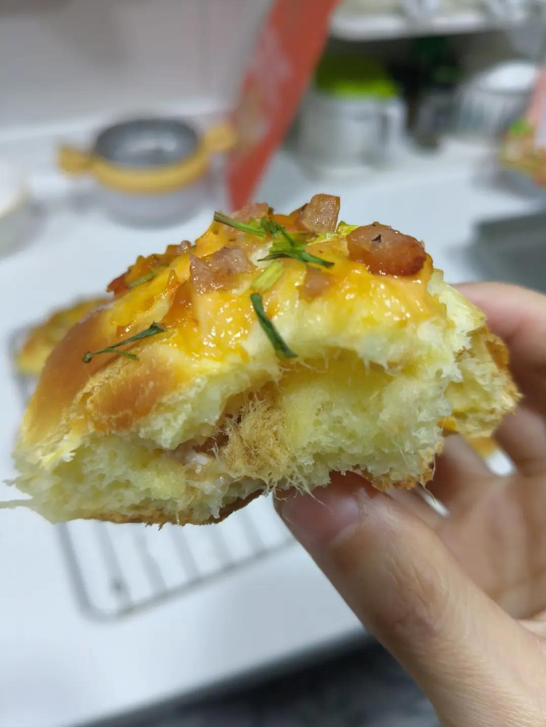 超级好吃的香葱烤肠肉松沙拉酱面包