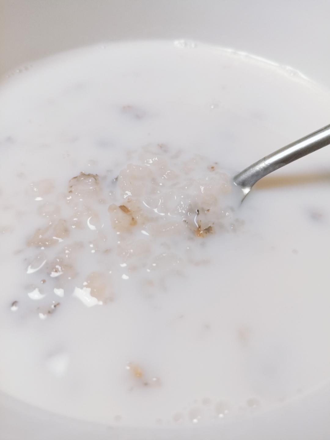 颜值高超简单的牛奶黑燕麦片粥