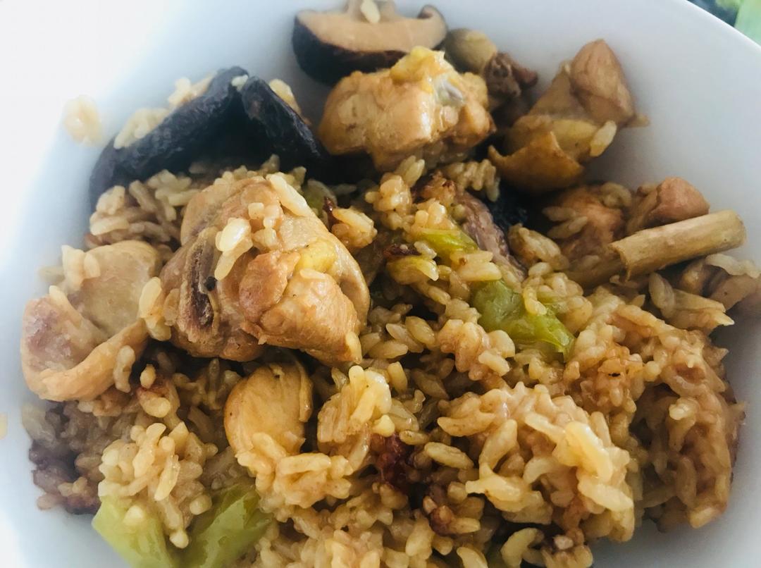 【香菇鸡肉焖饭】