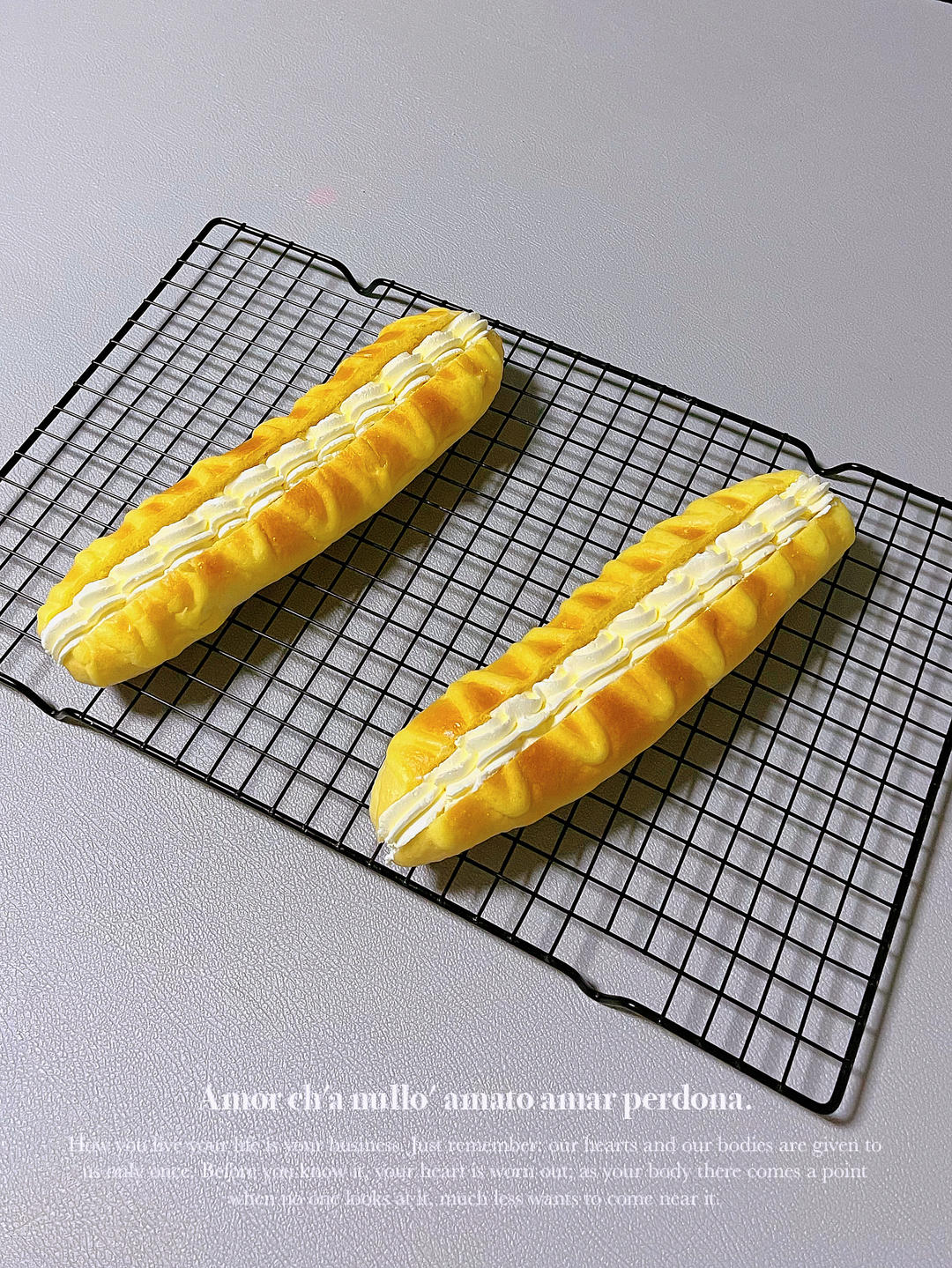 鲜奶油毛毛虫面包