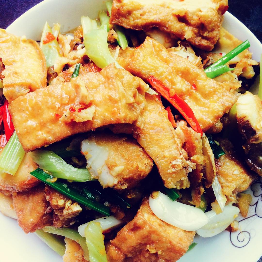 艺道美食做的油炸豆腐焖鱼