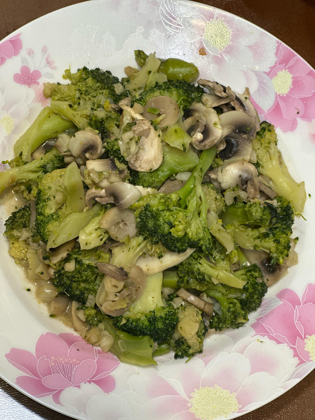 减脂餐～鲜美爽口的西蓝花炒口蘑