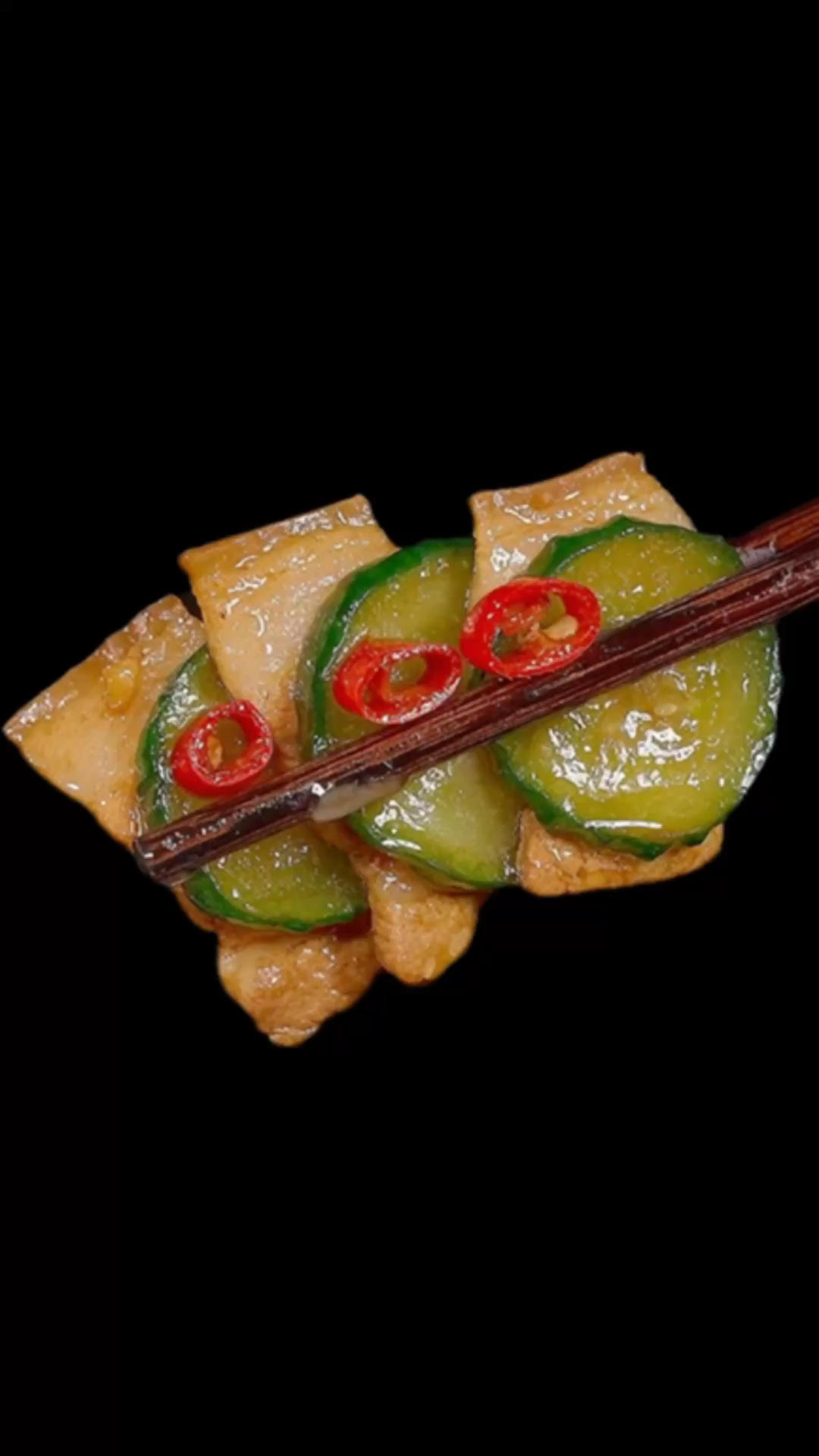 以后树上摘的黄瓜，千万不要直接下锅就炒，只要像我这样多加一个步骤，炒出来比薯片还脆，做法简单，好吃又下饭