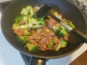 在家也能炒出鲜嫩营养的～西兰花炒牛肉的做法 步骤11